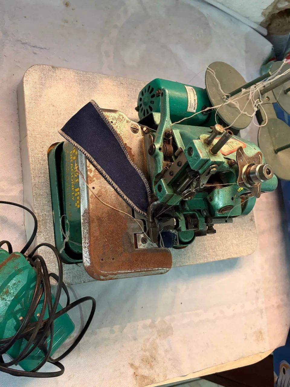 Máquina Overlock portátil  - Foto 2