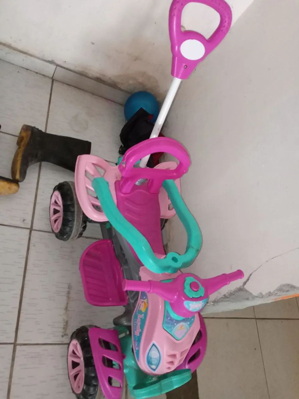 Um carrinho de passeio 