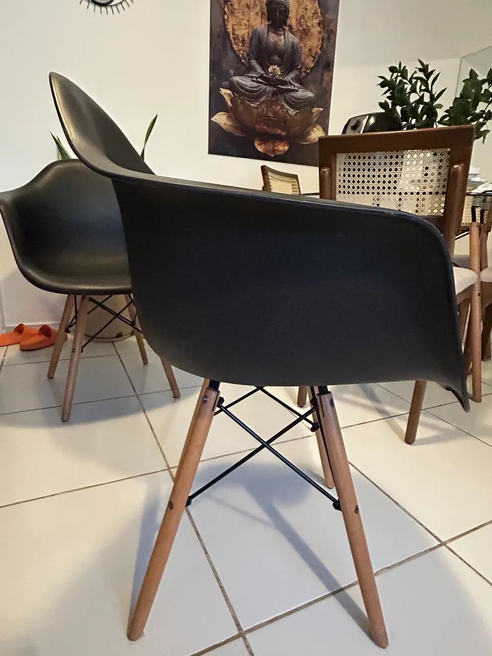 cadeira com braços estilo Charles Eames Eiffel em polipropileno preto com base de madeira - Foto 4
