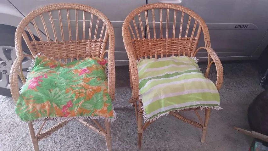 Par de cadeiras de vime com almofadas (pra retirar)ler descrição  - Foto 2