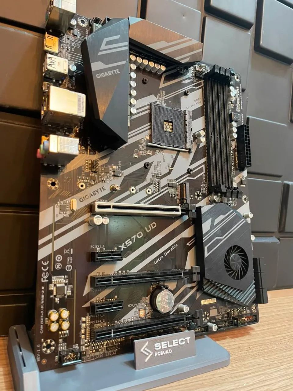 Gigabyte X570 - Foto 2