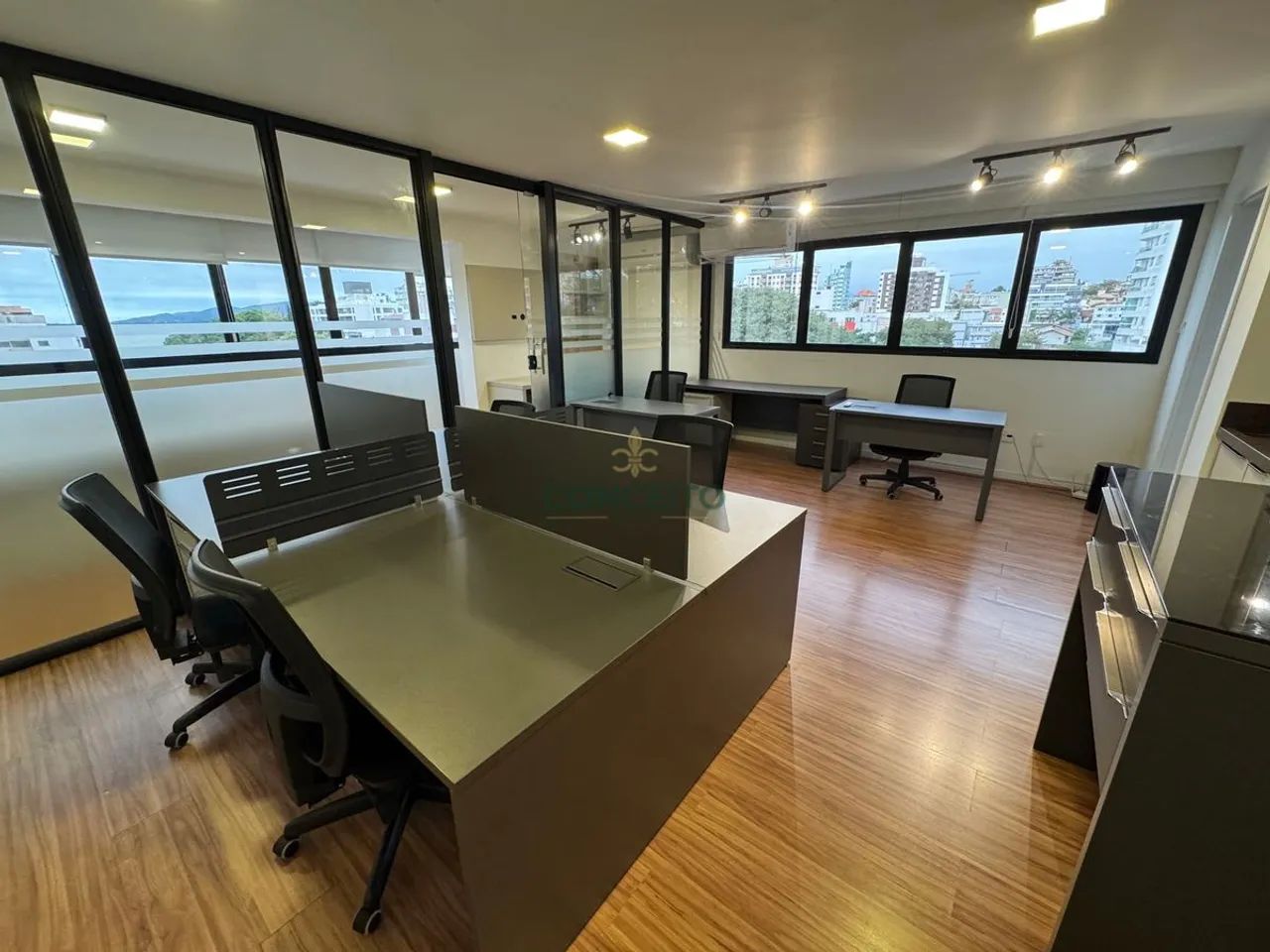 Sala Comercial Finamente Mobiliada para Venda no Coral Corporate  Coqueiros, Fpolis - Foto 3
