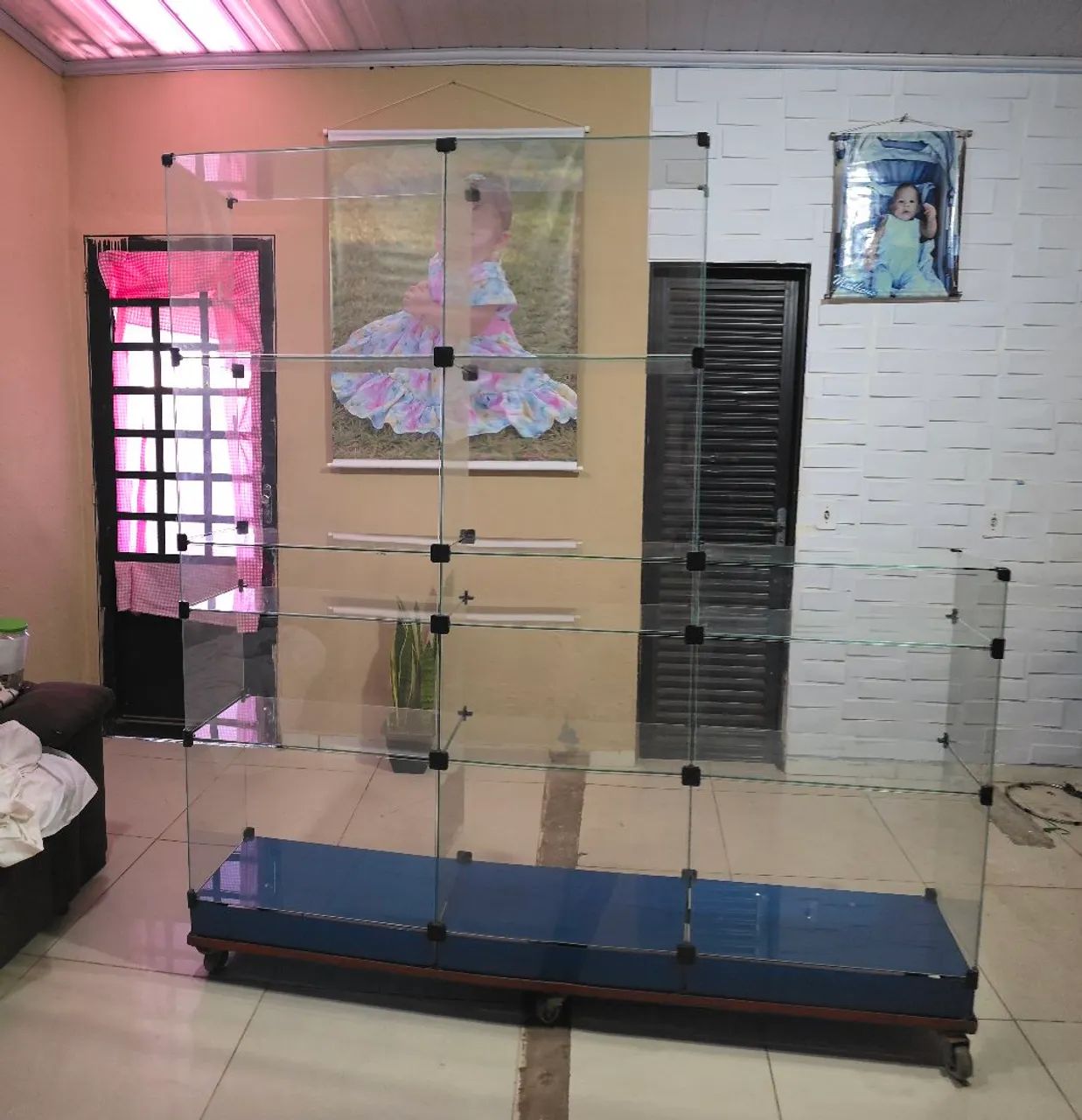 Vitrine de vidro com base de ferro e rodinhas - Foto 2