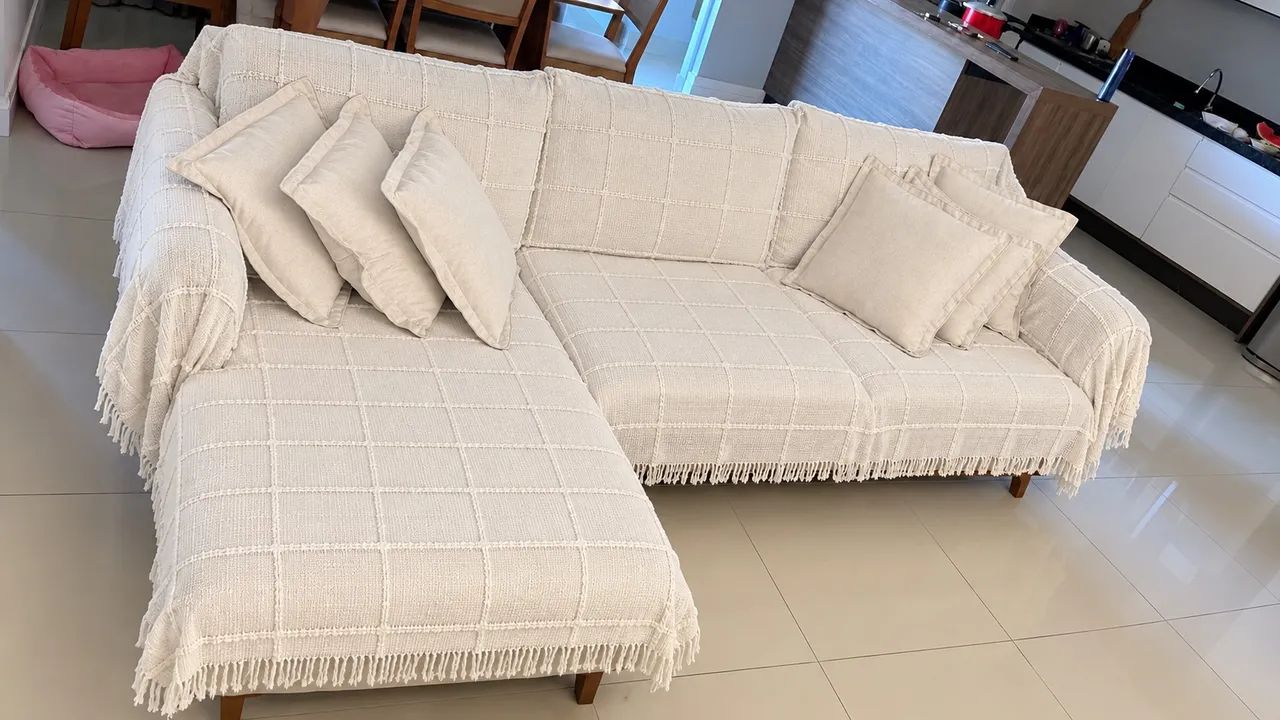 Sofá com chaise em L bege-claro e pés de madeira - Foto 2