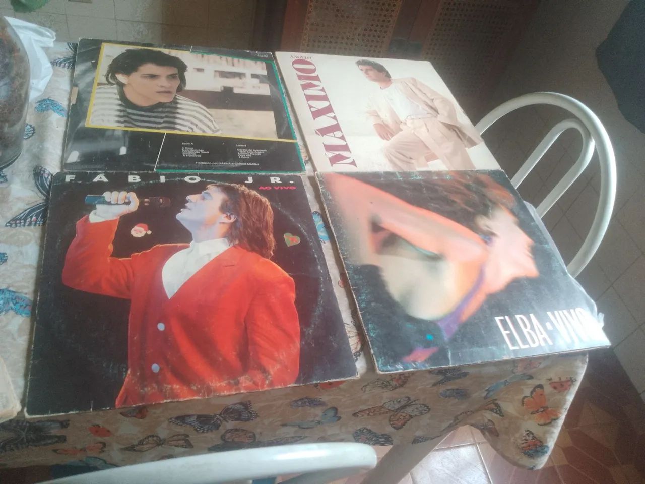Vendo discos de vinil antigos em bom estado .