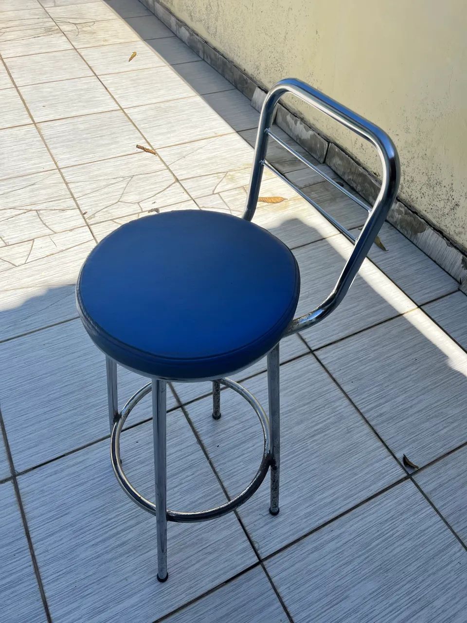 Banqueta com estufado azul e cromada - Foto 3