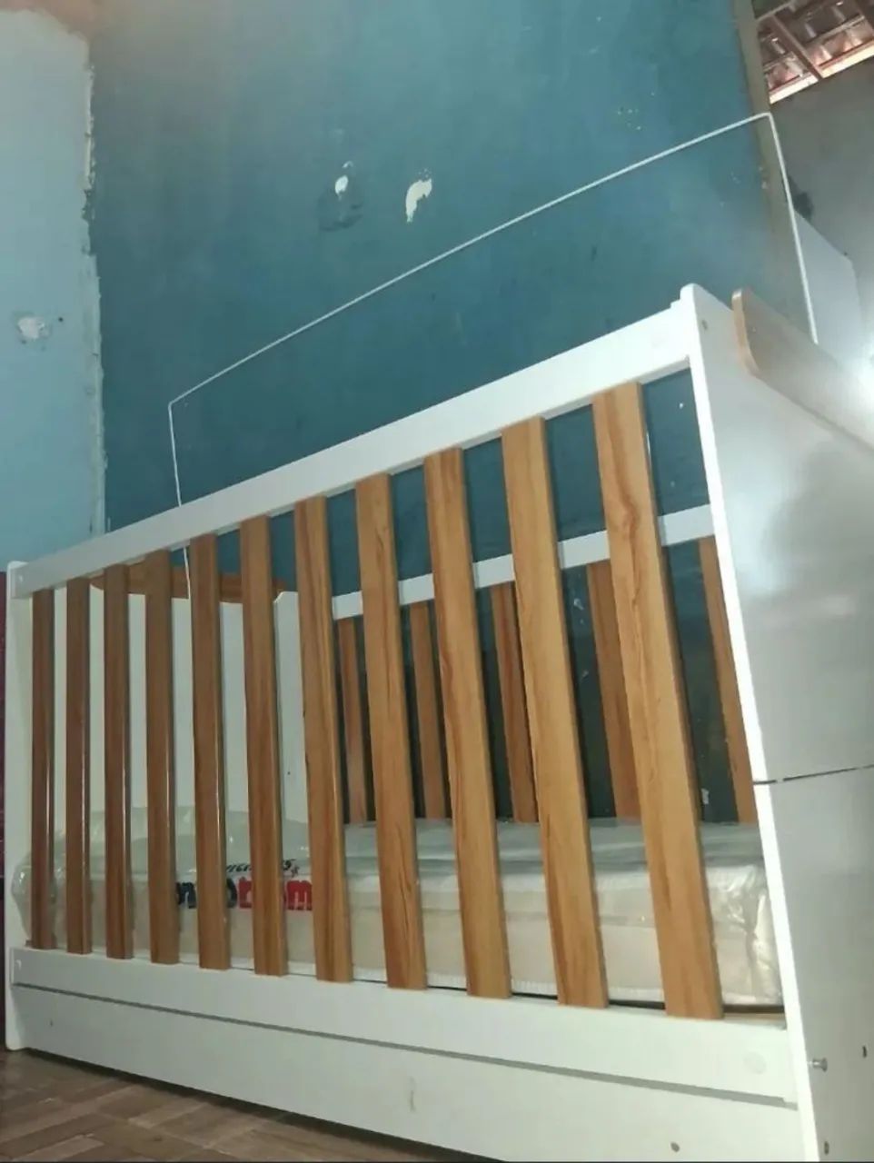 Berço infantil branco com madeira e colchão - Foto 2