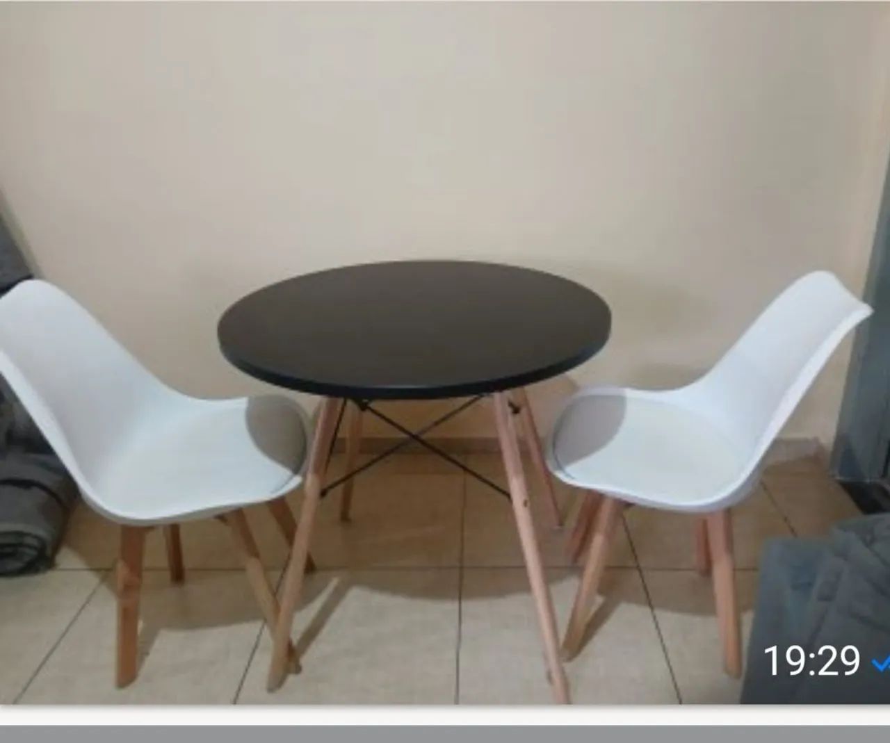 Mesa redonda de madeira com duas cadeiras