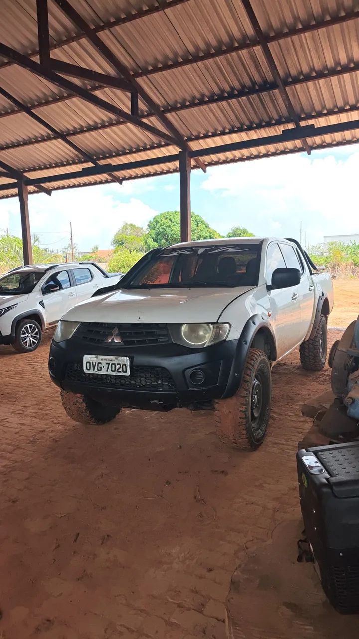 Mitsubishi L200 Triton GL 3.2 CD TB Int. Dies. Mec. 2014 - Foto 3