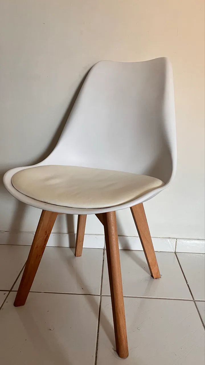 2 Cadeiras com assento estofado 