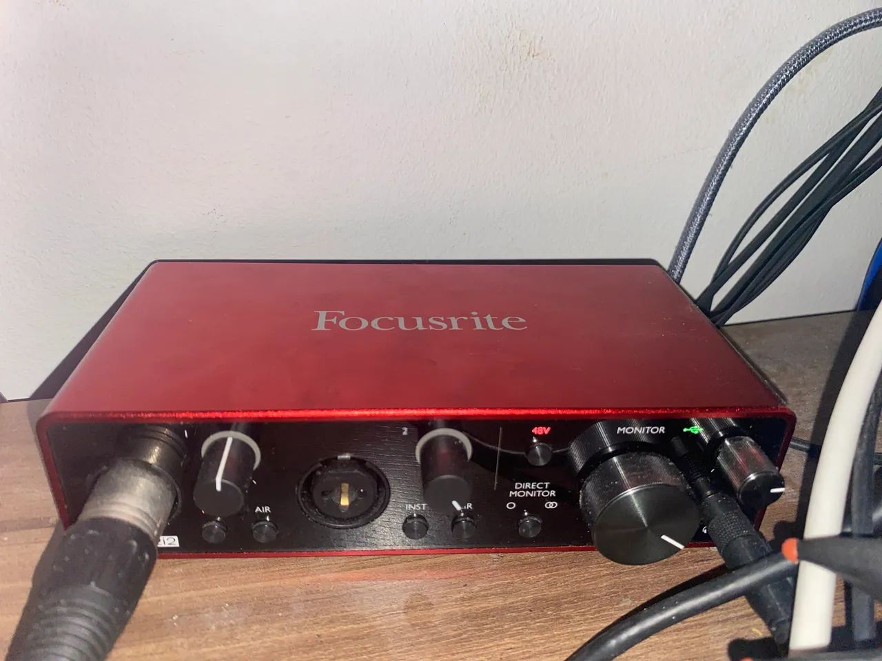 Interface de áudio Focusrite Scarlett 2i2 vermelha de 3ª geração