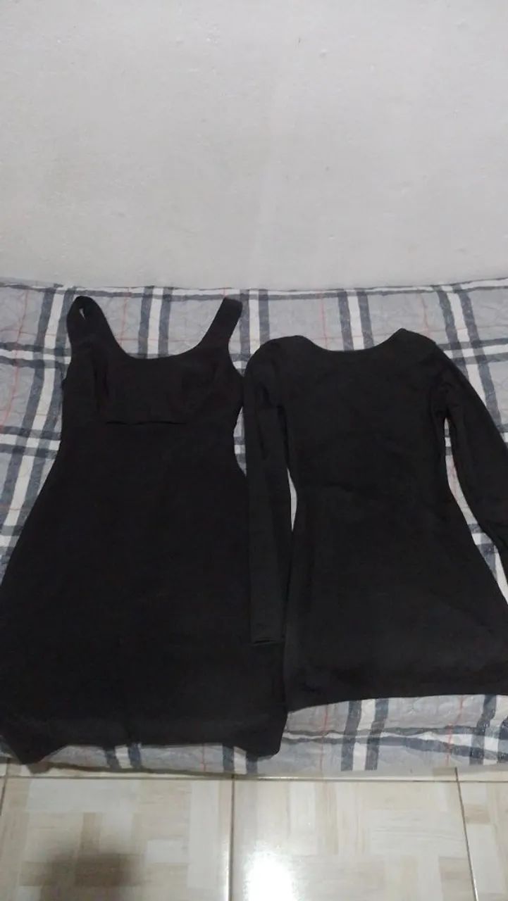 Dois vestidos pretos/em conjunto.