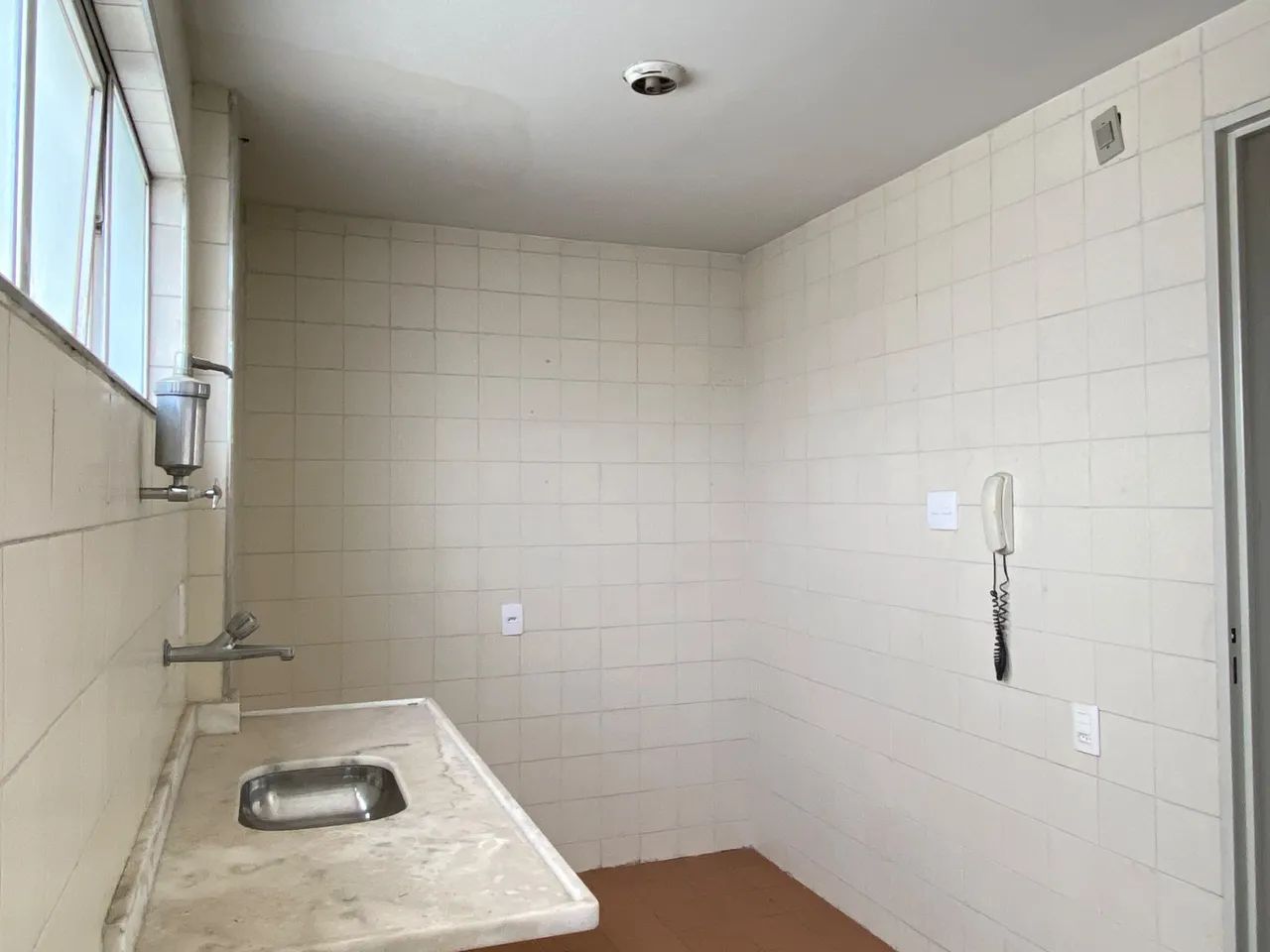 Quarto e sala com varanda no Centro para locação - Foto 5