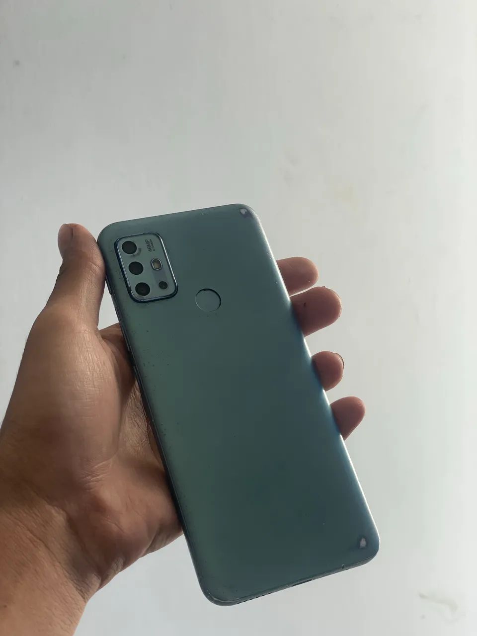 Vendo celular com 128GB de armazenamento, funcionando normalmente e pronto para uso.