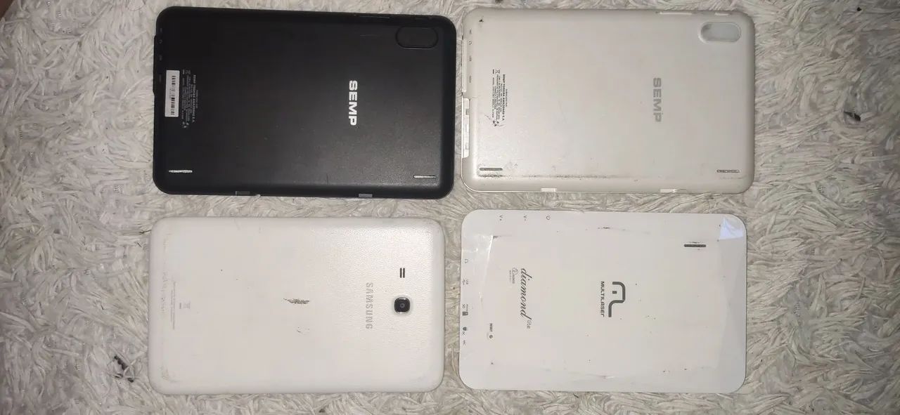 Quatro tablets, 3 funcionando perfeitamente e 1 que vai ate o logo da Multilaser e para. 