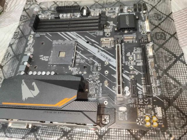 Placa-Mãe Gigabyte B550M AORUS Elite - Foto 3