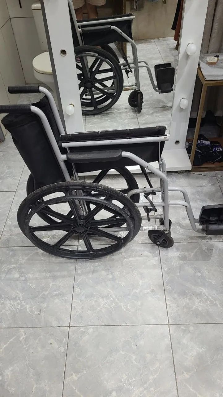Vendo cadeira de rodas - Foto 3