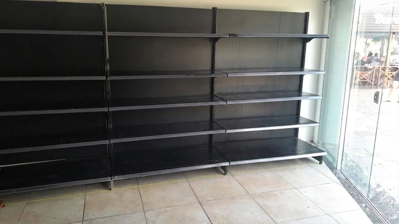Gôndolas com 6 prateleiras e fundo
