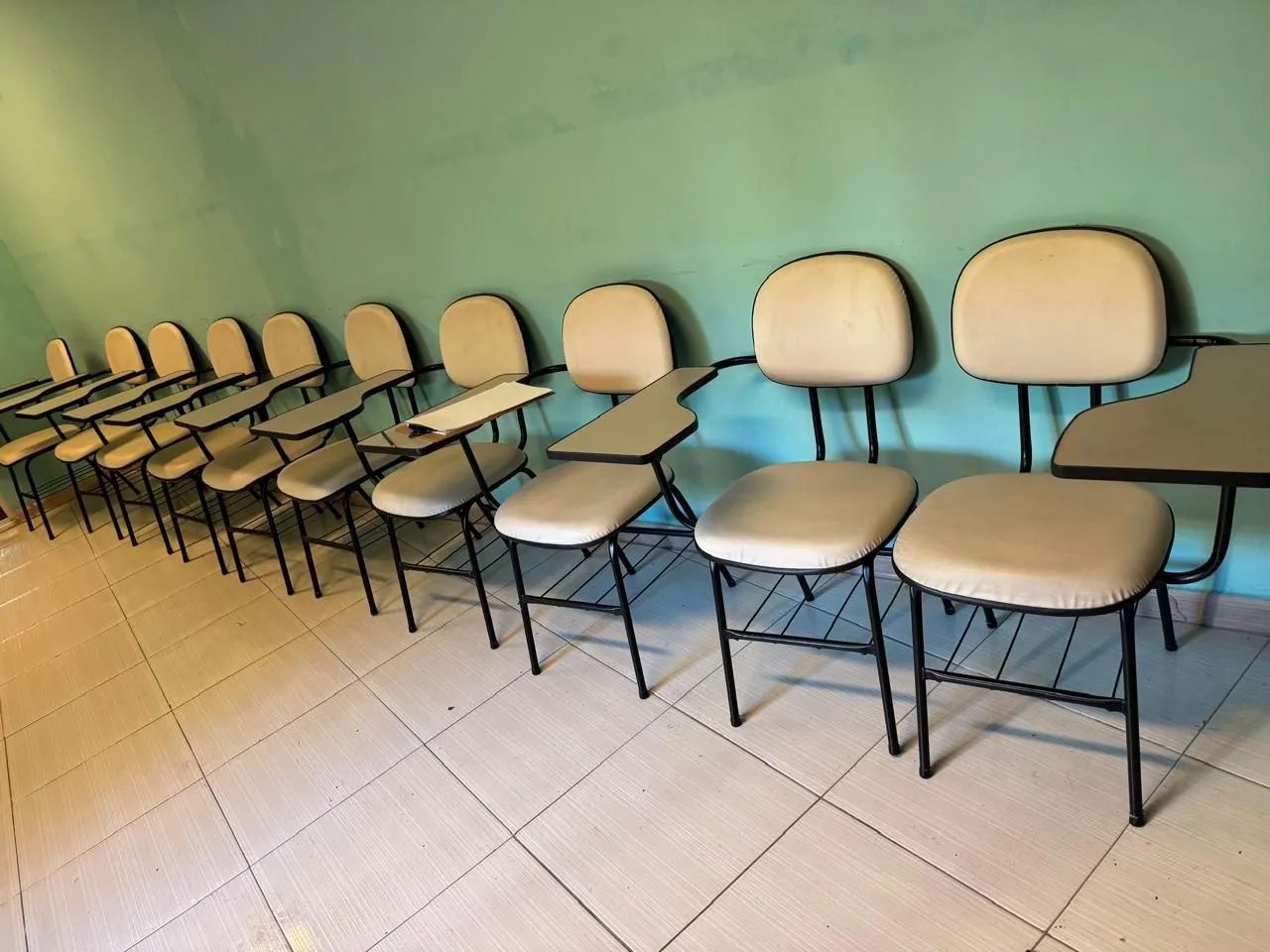 Cadeiras universitárias 10 unidade e uma de brinde - Foto 2