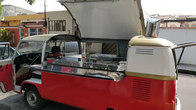 Kombi Foodtruck com freezer e chapeira pronta para negócio!! - Foto 3