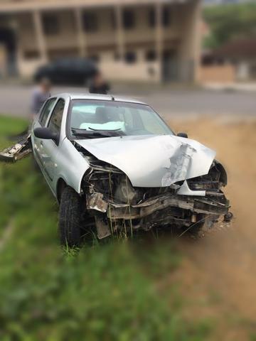 Clio Sedan 1.6 batido - Foto 2
