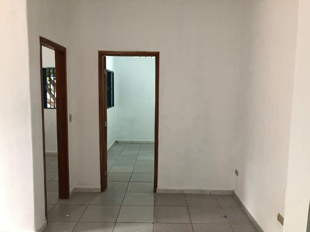 Alugo casa com ótima localização - Foto 4