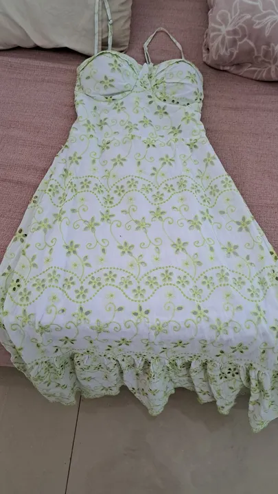 vestido em tecido lesse bordado verde claro e branco