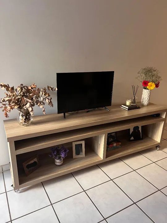 Rack de TV em madeira com rodinhas - Foto 2