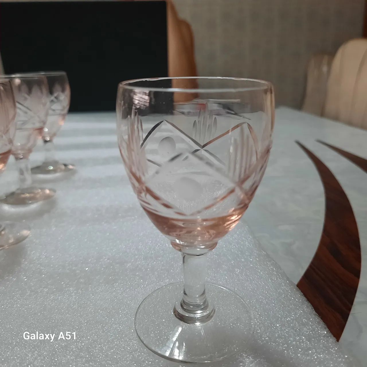 Jogo de 8 taças de cristal rosa lapidado, pequenas licor. Decada de 20.  - Foto 2