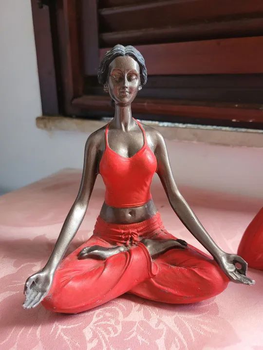 Dupla de bonecas estátuas bibelôs de mesa yoga em resina - Foto 3