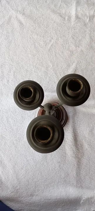 Candelabro antigo de madeira e metal  - Foto 4