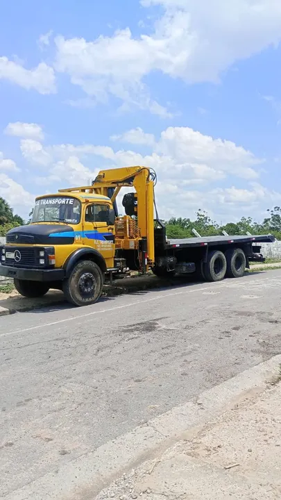 Caminhão Munck Traçado Gráfico da lança nas fotos.