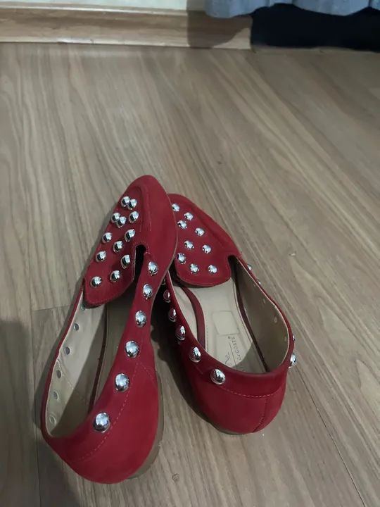 Sapatilhas Vermelhas com Detalhes em Metal - Foto 4
