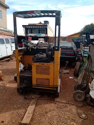 Duas empilhadeiras elétricas