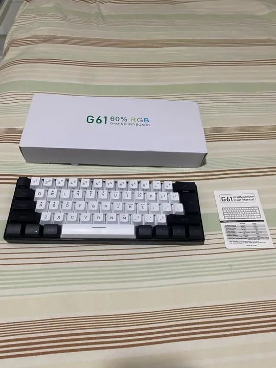 Teclado Gamer Preto e Branco G61 60% RGB