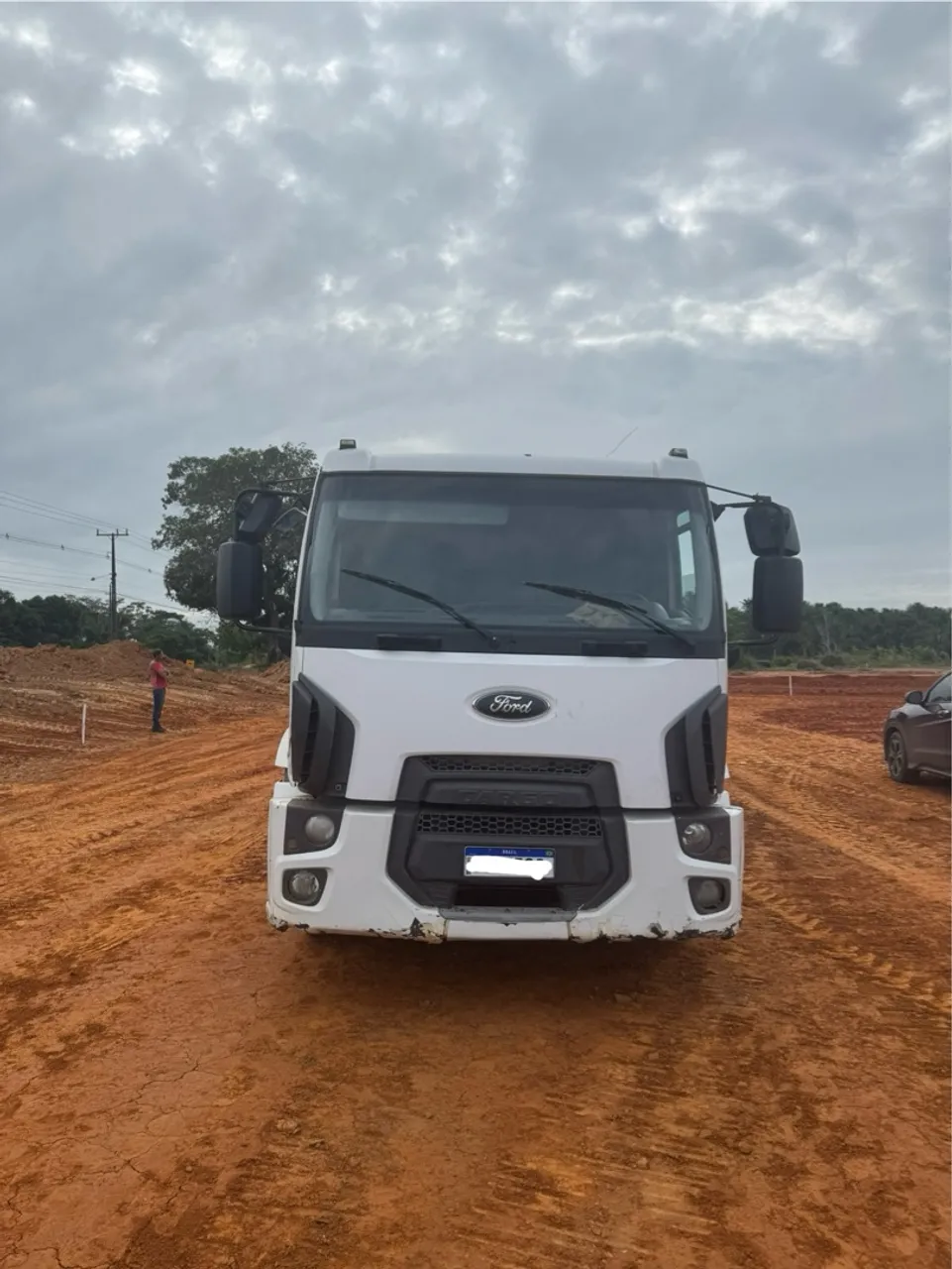 Caminhão Pipa Ford Cargo 1319 ano 2013 66.730 km rodados tanque 8mil litros
