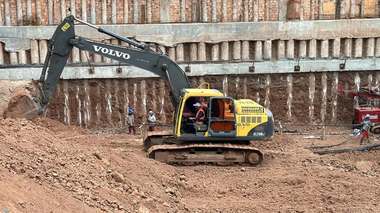 Escavadeira Volvo EC210B LC