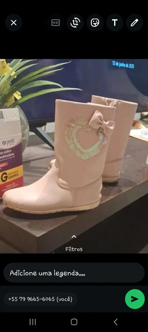 Botas infantis rosa com detalhe de coração