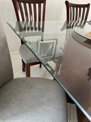 Jogo de jantar - mesa e 6 cadeiras