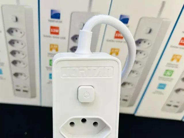 Knup 2M / 4 Outlet Extension Power Strip + 2 USB + 2 Type C White 2500W / 2.4A64310975878658123