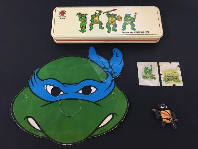 Kit Vintage As Tartarugas Ninja Anos 90 - Estojo, Máscara, Ímã de Geladeira e Figurinhas