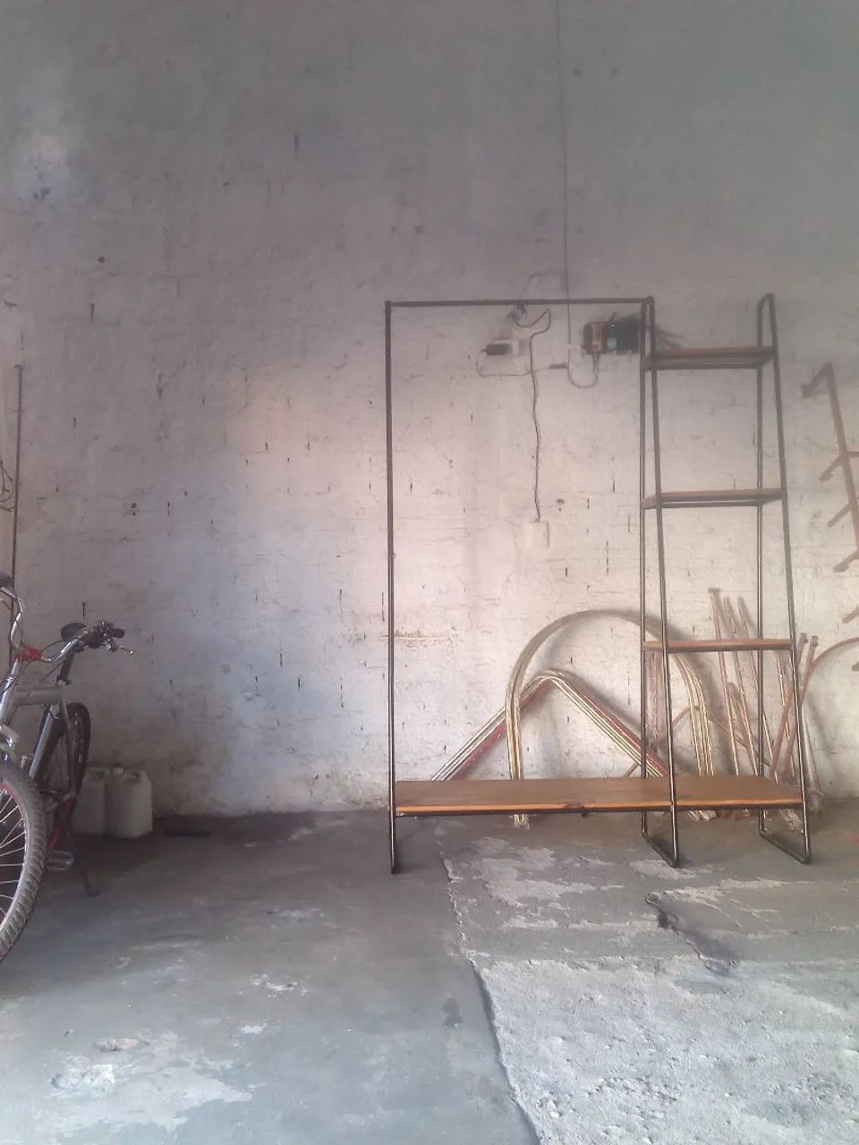 Arara estilo industrial com prateleira  - Foto 2