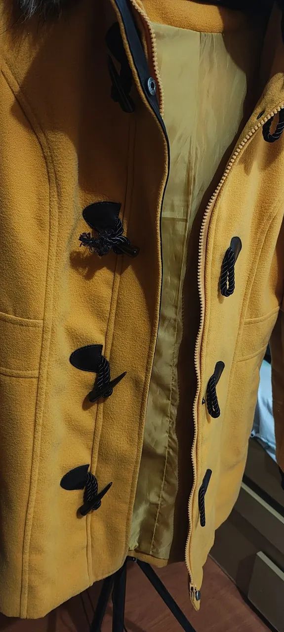 Casaco amarelo com capuz de pelo - Foto 3