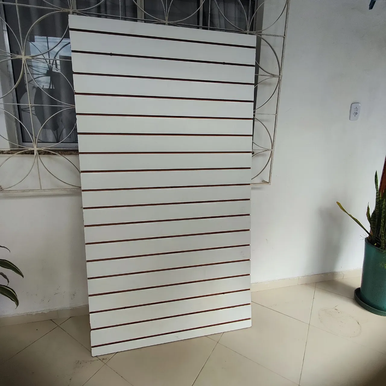 Expositor/Prateleira para comércio madeira ripado