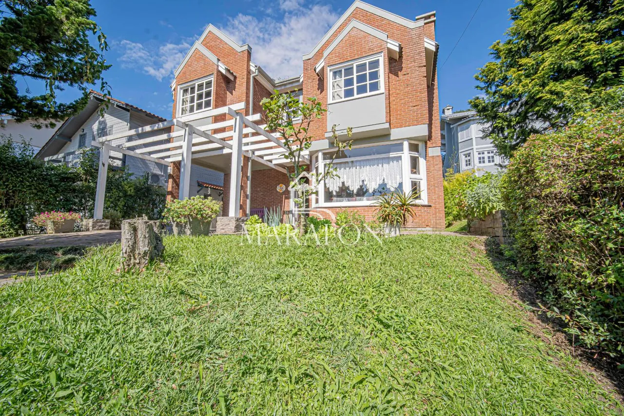 BELÍSSIMA CASA NO CONDOMÍNIO QUINTA DA SERRA EM CANELA