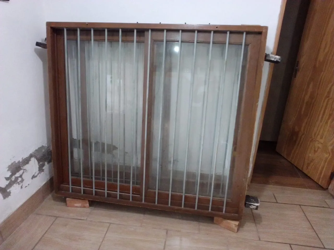 Janela de madeira de lei