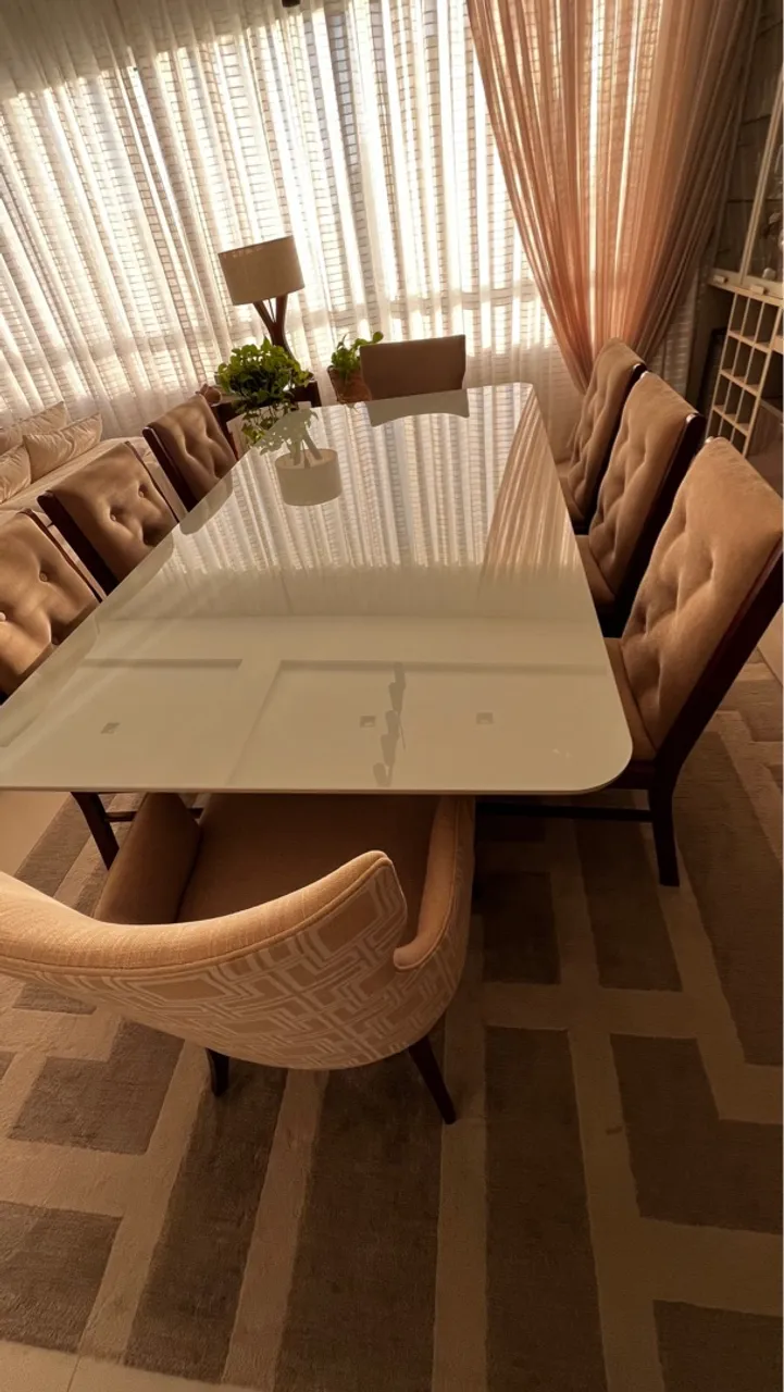 Mesa de Jantar Elegante com Tampo de Vidro + 8 cadeiras