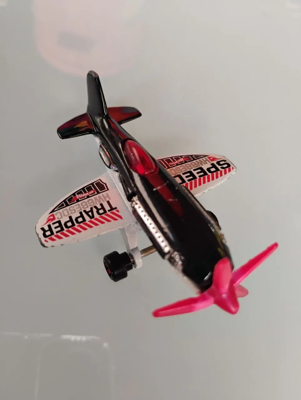 Miniatura de avião Trapper Hot Wheels MAD PROPZ