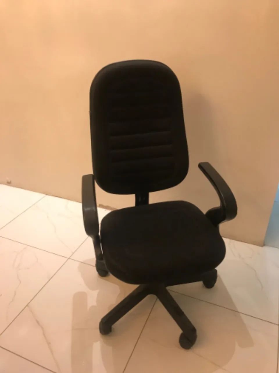 Cadeira preta giratória para escritório salão casa escolas faculdades e etc da cabaletti  - Foto 2