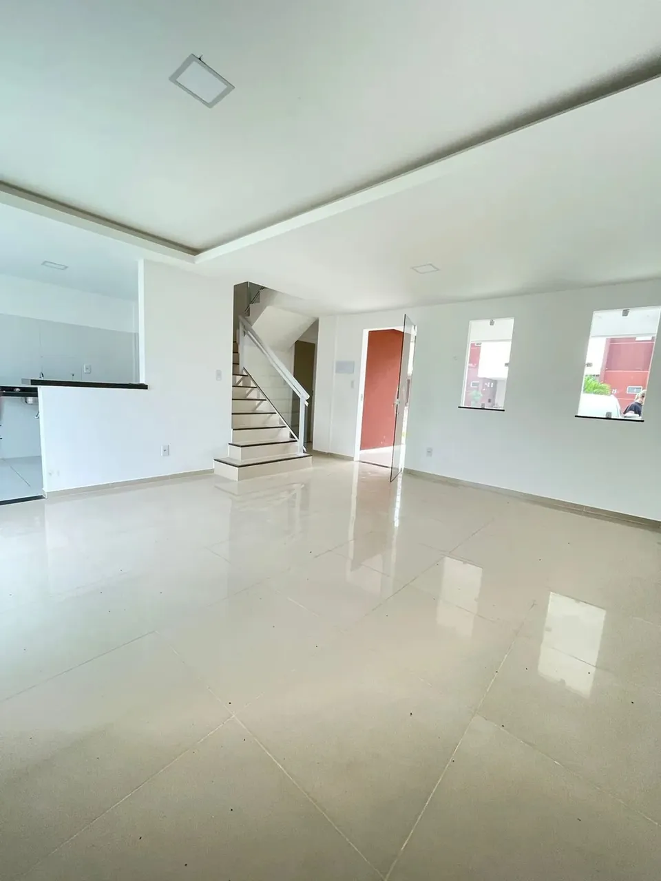 Casa condomínio, duplex, porcelanato, 3 suítes,, bom quintal, armários, energia solar